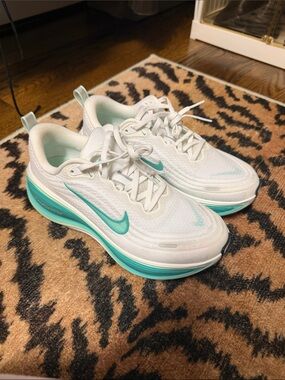 Nike Women’s White & Teal Running Sneakers zoom x